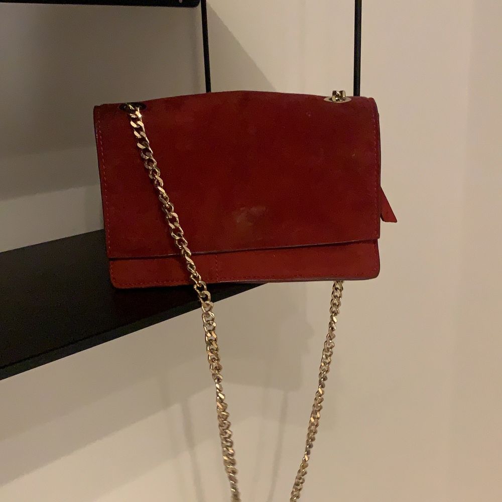 Röd mocka väska - Zara | Plick Second Hand