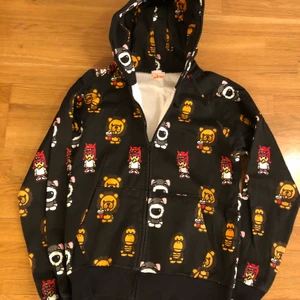 Svart Hoodie Bros - Svart hoodie med djurmotiv. 