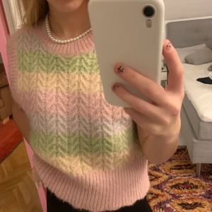 Super snygg väst från Zara - Säljer nu min suuuper fina väst från Zara, använt cirka 2 gånger och är i super bra skick!! 