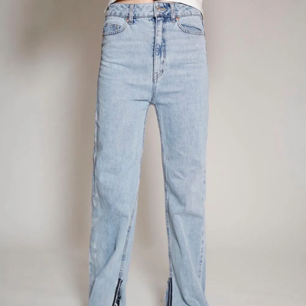 Högmidjade jeans med slits i lös modell. Svarta detaljer vid byxbenets slut. Ursprungligen H&M jeans som är omgjorda av Scannable UF. Genom att skanna en QR-kod som finns fäst på plagget kan du läsa mer om materialet och dess miljöpåverkan! 💗😆✨. Jeans & Byxor.