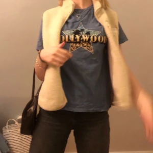 Zara hollywood T-shirt - Säljer min as balla tshirt från Zara med skit coola tryck. Finns inte längre i lager. Använd väldigt sparsamt och är i jätte fint skick. Skit cool till t.ex en väst eller till en fin kjol i sommar💙💙 