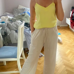 Gult linne  - Gult linne från Cubus i storlek 34. Säljer för 90kr exklusive frakt på 39kr ( postnord blå kuvert storlek S ). 