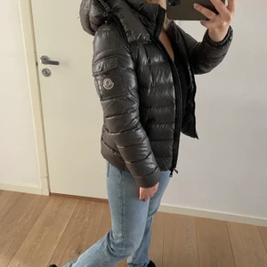 Moncler jacka  - Säljer nu min gråa moncler jacka i modellen bady giubbotto. Storlek 1 vilket ungefär motsvarar storlek 36. Sparsamt använd, inga skador på den. Köpt på nk i göteborg, finns kvitto.                                       Skicka gärna privat om ni har frågor eller vill ha fler bilder på jackan!  