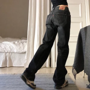 Levi’s 501 - Insydda! Midja: 81cm, innerben: 82cm🌸 jag har w26 och är 170cm lång, de sitter baggy och lågmidjat på mig🌸