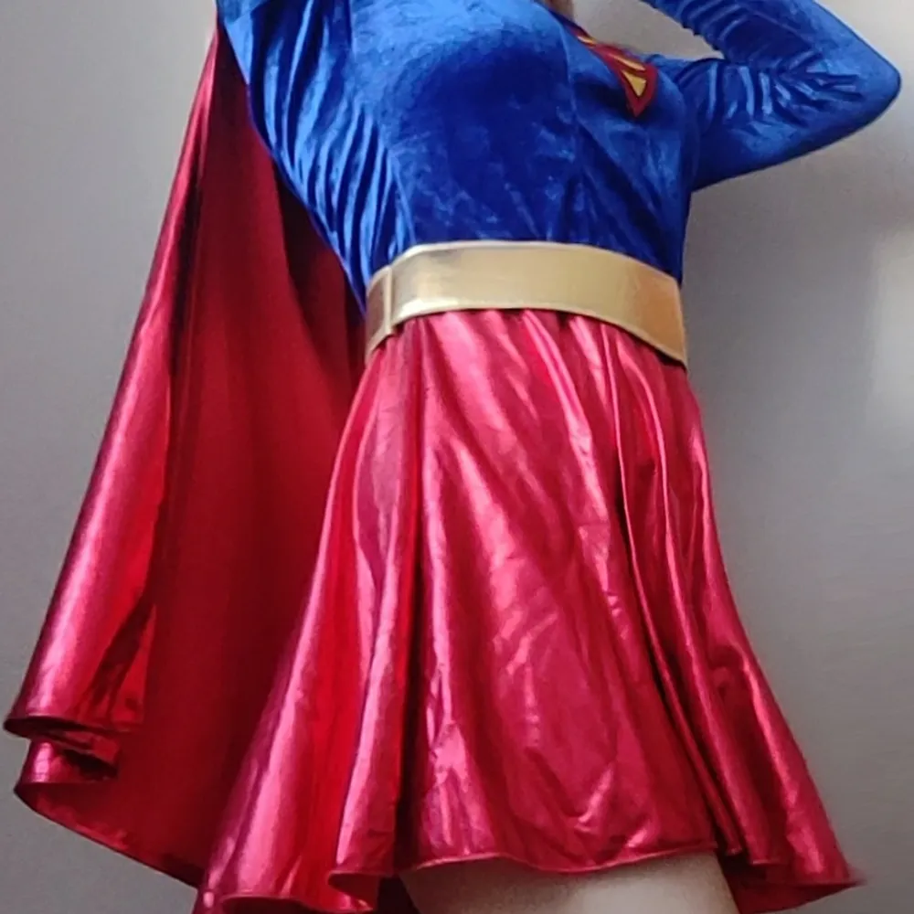 Superwoman maskeraddräkt, perfekt till halloween eller annan maskerad. Passar storlek M-L✨ Köparen står för frakt på 66kr. . Klänningar.