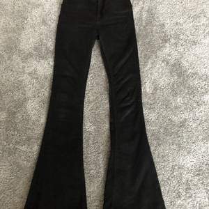 Ett par svarta jeans från lager 175 som är ut svängda ned till och har använt typ 3 gånger säljer för att jag inte använder dem :)❤️köparen står för frakt 