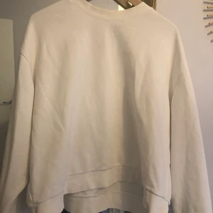 Vit sweatshirt  - En vit vanlig sweatshirt från weekday. Super bra skick, knappt använd. Frakt tillkommer