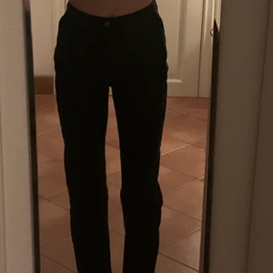 Supersnygga jeans - Supersnygga raka svarta jeans från pretty little thing🤍byxorna passar mig som är 173 men skulle även kunna passa kortare personer. Köparen står för frakten!