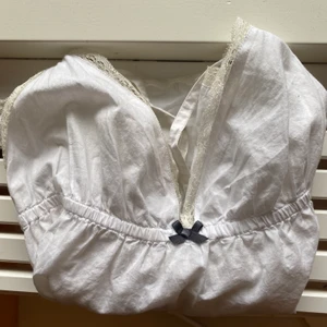 Två odd Molly  linnen  - Super fina odd Molly  linnen, säljer då de ej passar längre. Fint skick då de nästan inye är använda