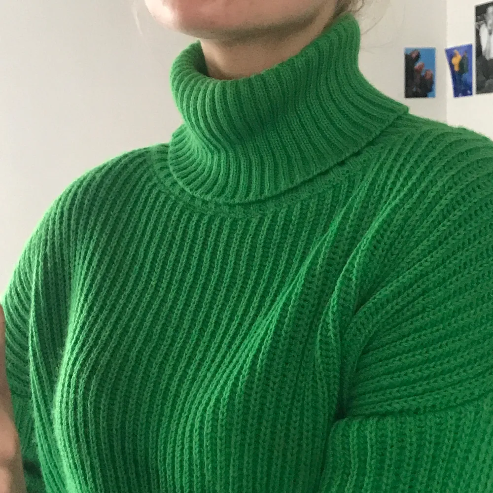 Superhärlig croppad tröja från ØST London. Inköpt i Köpenhamn 2020 (Rude store) för ≈650kr. Aldrig använd då jag tycker den är för liten på mig (är 180 cm). Stickat.