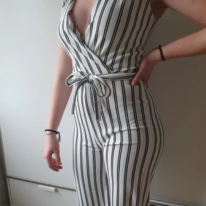 Byxdress - Jättefin byxdress köpt i Brighton! Sitter snyggt runt kroppen och materialet är väldigt stretchigt. Använt en gång och älskar den, men nu har den legat i garderoben alldeles för länge så den behöver ett nytt hem!🙈