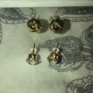 Örhängen  - Aldrig använda, fast tvättar dom noga endå innan dom säljs, 15kr/st