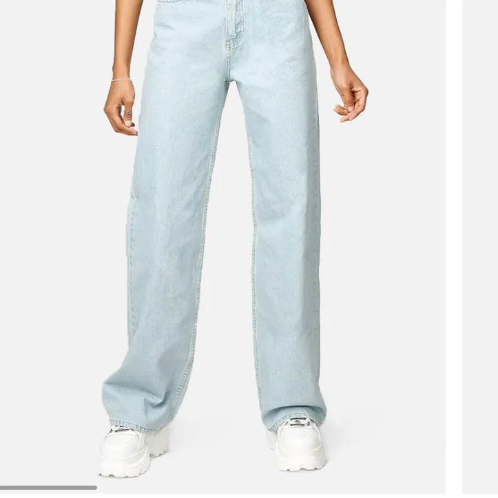 Ett par jättefina jeans från junkyard som jag klippt så de passar mig som är 162. köparen står för frakten 💓. Jeans & Byxor.