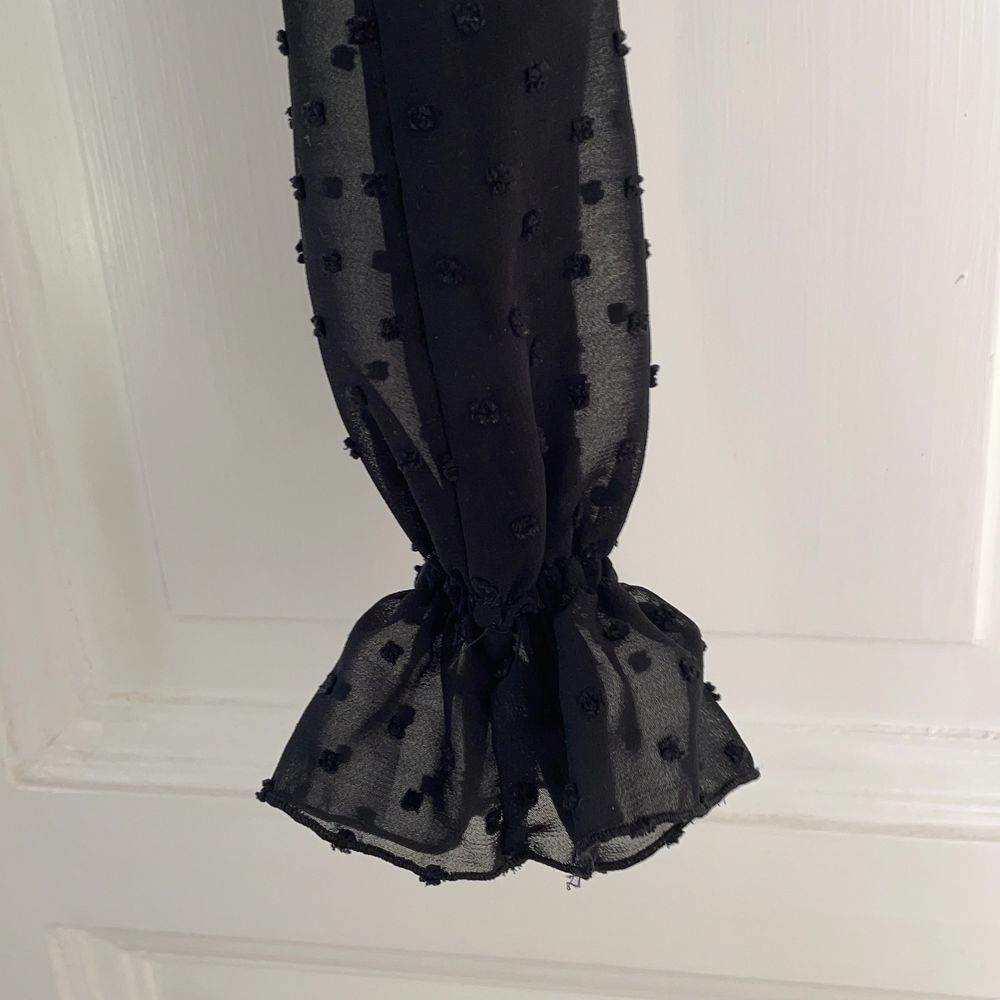 Sååå fin svart mesh blus från Zara med prickar på. Jättefina ärmar som syns på bild 3. Storlek 38 men sitter jättefint på mig också som vanligtvis har 36. Köpt begangad i fint skick och använd 2 gånger av mig. Knappen längst upp på baksidan är borta, jag har använt en säkerhetsnål när jag använt den. Köparen står för frakt 💖. Blusar.