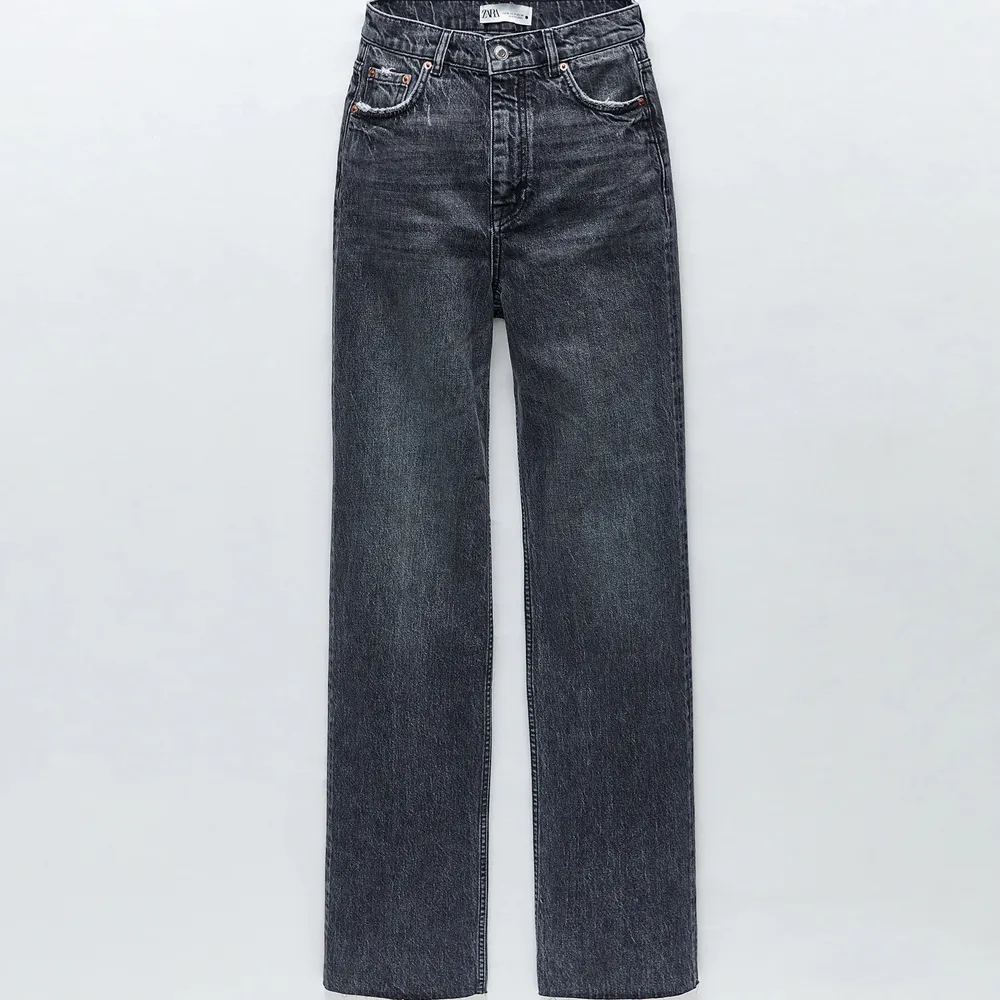 Säljer mina gråa zara jeans (Jeans ZW the 90s full lenghth). Känner att de aldrig kommer till användning... Skriv privat för mer bilder💕 BUD:300 inkl frakt. Jeans & Byxor.