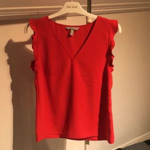 Super fint linne   - Jätte härlig röd färg, säljer denna pga den är för liten för mig. Den sitter jätte fint och urringningen går inte jätte långt ner. Endast testad!