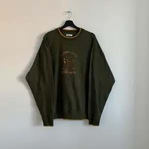 Vintage Sweatshirt ”BEAR HUGS” Tröjan är i väldigt bra skick och i storlek XXL men passar mycket mindre, hänvisa till modellen som är 180cm.