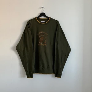 Vintage Sweatshirt  - Vintage Sweatshirt ”BEAR HUGS” Tröjan är i väldigt bra skick och i storlek XXL men passar mycket mindre, hänvisa till modellen som är 180cm.
