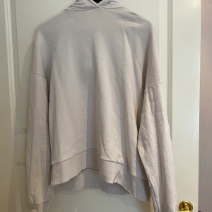 Beige basic hoodie - Beige basic hoodie från Nakd! Ganska tunn i materialet så skön till våren och sommaren! Perfekt luva😋 Använt 2 ggr!! Skriv om du har någon fråga! 📦Köparen står för frakt📦