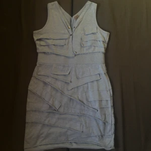 Blå klänning - Köpt från Vero moda, storlek M, hyfsat kort. Använd 3-5 gånger men i bra skick! Bra, stretchigt och mjukt material!!Säljer för att den inte passar längre:)