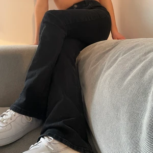 Bootcut jeans 🖤 - Jätte fina Bootcut jeans från Denimrebel 🖤.           Storlek står 40 men passar definitivt en 38🖤                                                                  Pris 180kr🖤Skriv buden till mig privat eller kommentera på bilden!  Köpare står för frakten (Du bestämmer vilket paket så länge det uppfyller vikt och storleks kraven) Kan även mötas upp mellan Varberg & Göteborg 