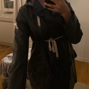 Odd Molly regnjacka - Storlek xs mellan s, knappt använd. För snabb affär kan priset diskuteras. Ny pris 1895