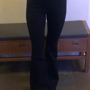 Svarta boot cut jeans från Dr. Denim - säljer dessa svarta bootcut byxorna från dr.denim då dem enbart används en gång och ibte rikrigt känns som min stil. Nypris är 500 men säljer för 150kr❤️ köparen betalar frakt