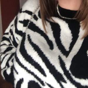 Ascool stickad tröja med Zebra mönster! Frakt tillkommer🖤🤍
