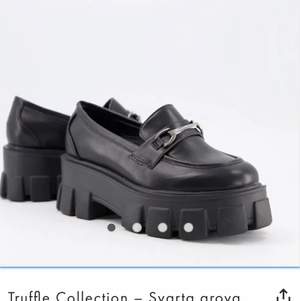 Helt nya chunky loafers från Truffle Collection hos ASOS. Storlek 38. Dom är helt slut på hemsidan!! Köpta för 559, säljer för 349. Köparen står för frakt. 