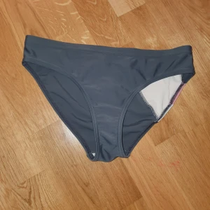 Adidas bikini underdel - Använda fåtal gånger under korta tider. Tvättade och väl rengjorda.
