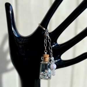 Nyckelring med ett avtagbart hänge.  - En nyckelring med temat silver. Ett avtagbart hänge medföljer. 