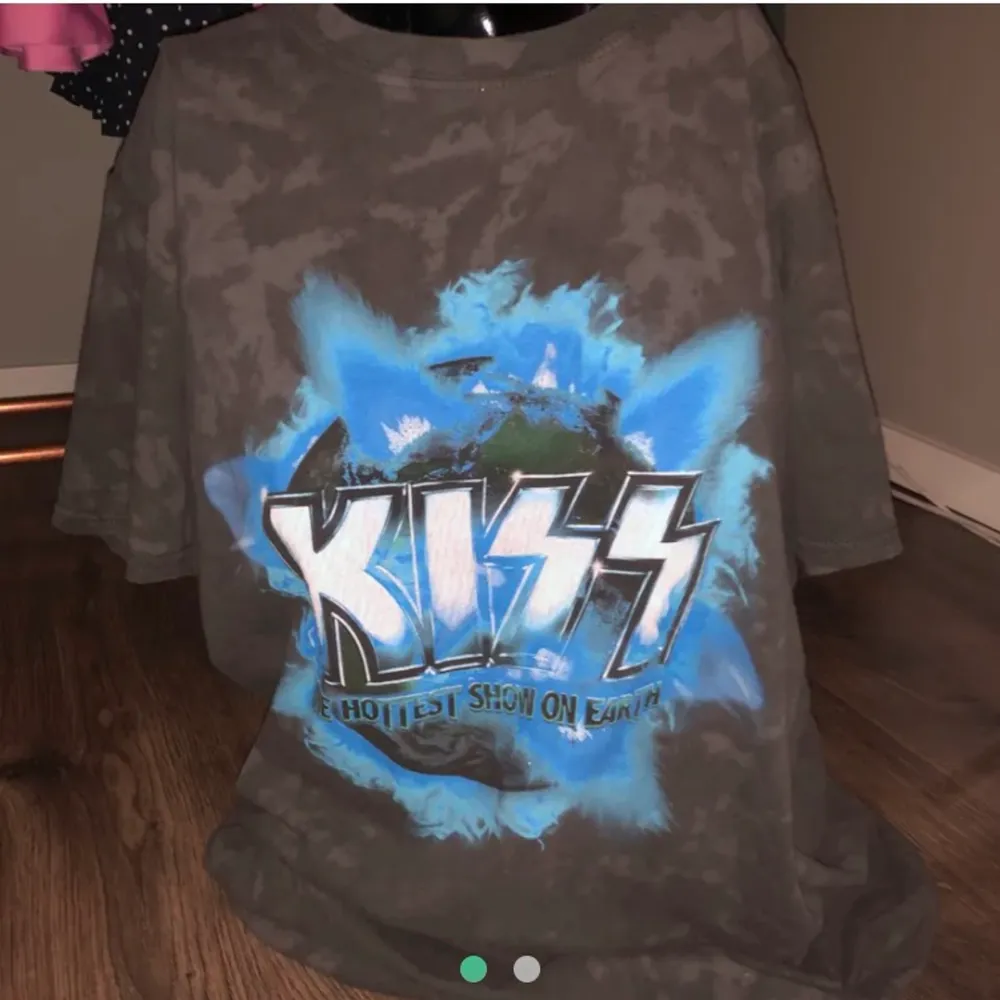 Super cool t-shirt med KISS tryck!👩🏼‍🎤 bra skick. Säljer för att den inte kommer inte till användning längre⚡️. T-shirts.