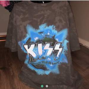 Super cool t-shirt med KISS tryck!👩🏼‍🎤 bra skick. Säljer för att den inte kommer inte till användning längre⚡️