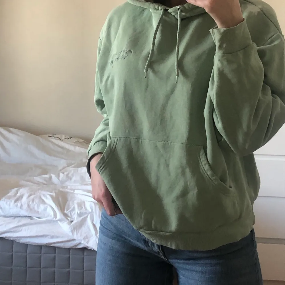 Jättesöt hoodie från Monki💚 färger är lite mint/sage-grön och kommer vara superfin i sommar!🌞  Möts upp i sthlm och fraktar i hela Sverige💫💜. Hoodies.