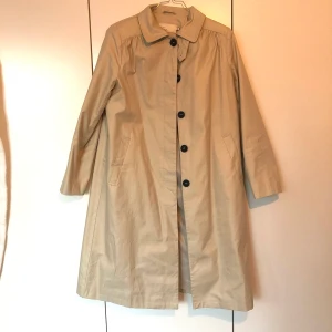 Trenchcoat - En superfräsch trenchcoat, använd ett fåtal gånger så i väldigt fint skick.💐