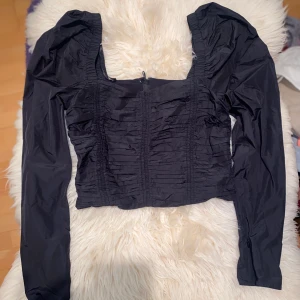 Strl 36 - Jag använde den bara en gång eftersom den är för liten för mig. så vackert topp