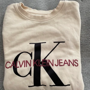 CK Tröja - Säljer denhär fina tröjan pga att den inte är min stil längre. Använd ett fåtal gånger, som ny! Nypris 549kr :)