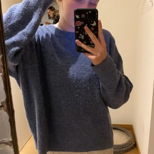 Stickad tröja H&M - Blå stickad tröja från H&M. Kontakta mig för fler bilder! Köparen står för frakt. 