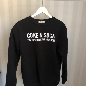 Svart tröja  - Svart tröja oo fint skick i storlek S, kan möjligen funka för storlek M💞 priset är inkluderad frakt med frimärken!