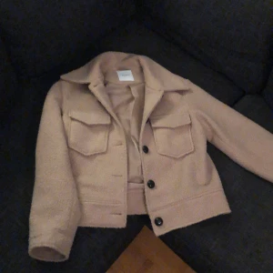 Jacka - Haft denna cirka ett år och använt Max 5 gånger tror jag, köparen stor för frakten ✨