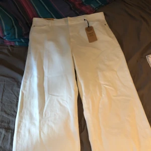 Jeans  - Hej säljer helt nya jeans med prislapp kvar köptes ungefär en månad sen har tyvärr inte kvitto kvar. Nypris i butik 399kr 