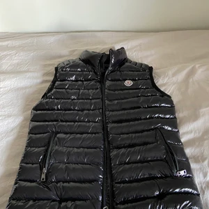 Moncler väst storlek L  - Moncler väst i mycket bra skick som är i storlek L, passar även för de med storlek M. För mer info tveka inte att fråga! Kan fraktas vid köparens bekostnad! 