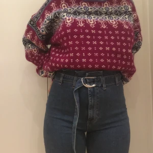 Denim jeans - Ursprungligen från NA-KD i stl 40 med tillhörande denim skärp