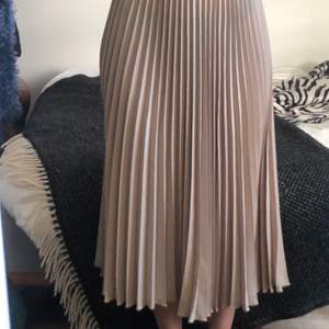 Plicerad kjol från Weekday i storlek S, beige fin färg knappt använd