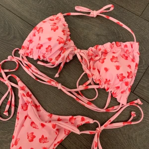 Bikiniöverdel - ENDAST ÖVERDELEN SÄLJS! Absolut snyggaste bikinin jag sett, men tyvärr så var överdelen för stor för mig så därför säljer jag den. Den är i storlek S men tror att den kan passa från S-L då den är väldigt stretchig och justerbar.🦋💘 budgivning vid fler intressen!