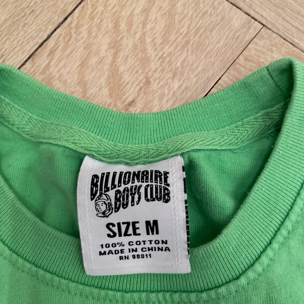 Green billionaire boys club tee in medium, only used 5 times. Bought in japan . Skjortor.