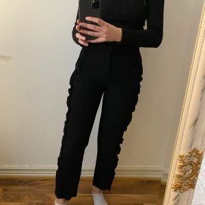 Zara byxor - Världens finaste byxor som jag säljer med ett tungt hjärta få de sitter lite för tight på mig. Det är i bra skick. Köpte de för två år sen på Zara. De sitter så fint och blir ALDRIG rynkiga, de säljer inte denna modell längre så passa på.😍 spårbar frakt 66kr 🚚