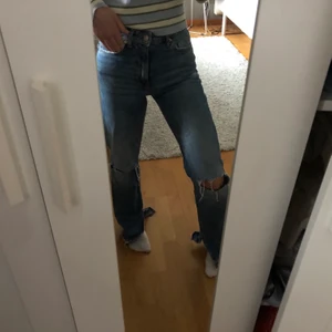Jeans - Super snygga jeans med slits nästan aldrig använda! Köpta för 599kr