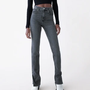 Gråa jeans med slits - Säljer dessa populära och ursnygga gråa jeans med slits då det helt enkelt inte passade mig. Använda max 1 gång. Köpare står för frakt!