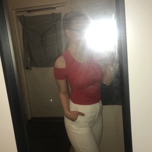 Röd off shoulder t-shirt❤️ - Superfin klarröd off shoulder T-shirt!❤️ Fin passform och i gott skick. STRL S Köparen står för frakten❣️